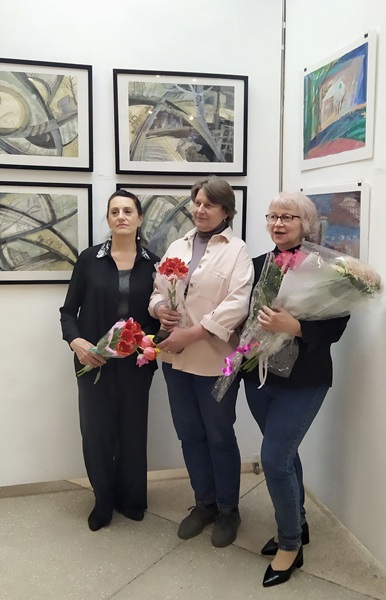 Участницы выставки Галина Мурзаева, Светлана Фарниева и Ольга Кузьминова